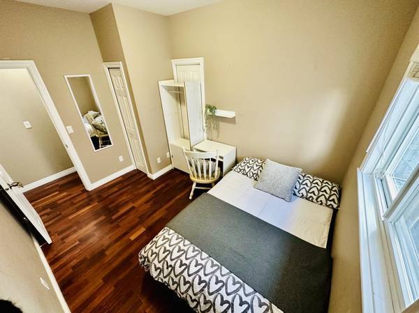 3BR/1BA Duplex for Clean, Considerate, Easygoing Roommates!! 1