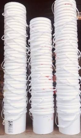 FREE EMPTY 5 GALLONS WHITE PLASTIC PAILS AND LIDS 1