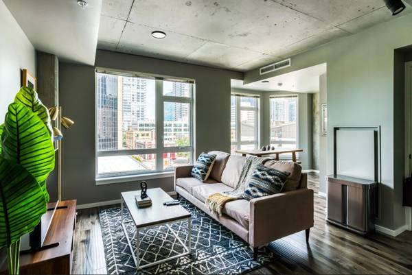$2,041 / 1br - 548ft2 - Cozy 1 BR/1 BA Retreat with Sky Lounge Access (Belltown)63786708096259124