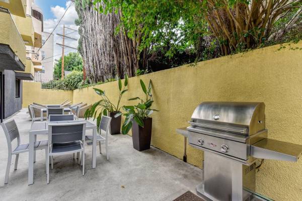 $3,650 / 2br - 950ft2 - Free Garage Parking, Granite or Quartz Countertops, High Ceilings* (West Hollywood)63840115275395124