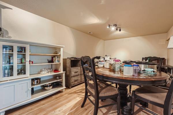 $1,049 / 1br - 800ft2 - HUGE room w/ private bath/parking in Golden! (Golden)63920601602306123