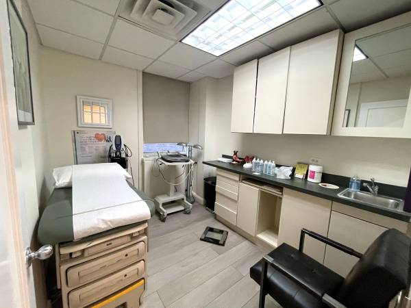 $2,500 / 2000ft2 - No fee rooms in first floor Medical  at the Majestic Central Park west (Midtown West)63945496781314121