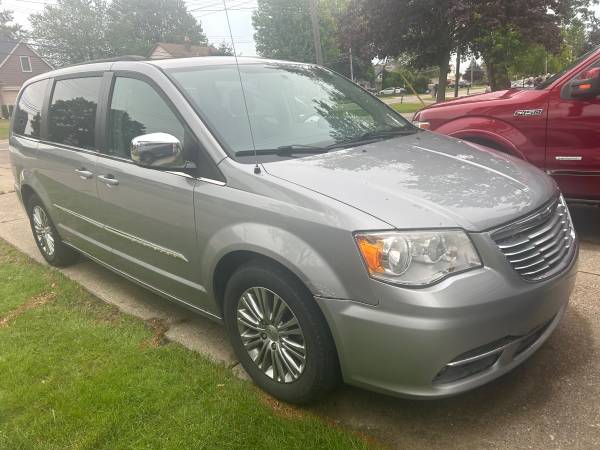 2013 Chrysler Town & Country - $3,400 (Harrison Township)63488168494083121