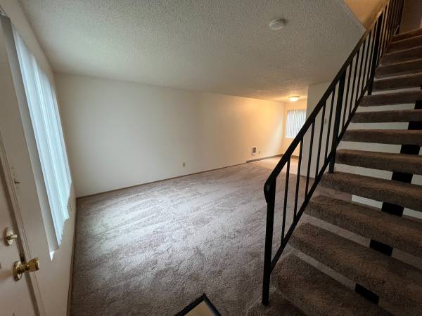 $1,315 / 2br - 758ft2 - Security Deposit Special! 2 Bedroom Townhouse! WSG Included in Rent!63831465196161124