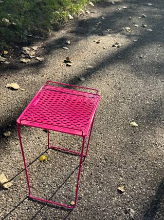 Small Pink Side Table – Kids Room 1