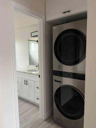 $2,150 / 1br - SPACIOUS 1B/1B W WASHER AND DRYER IN UNIT! A MUST SEE! (San Diego)63841344907395124