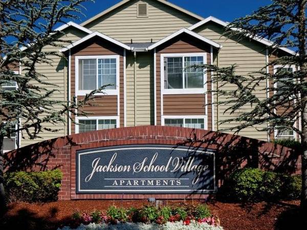 $1,478 / 1br - 745ft2 - Armarios adicionales de almacenamiento en la cubierta/patio, todas unidades esquineras (Hillsboro)63831682360449121