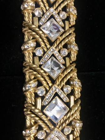 Pulsera gruesa de estilo vintage con diamantes de imitación y tono dorado - $52 (Upper East Side)63471259813633123