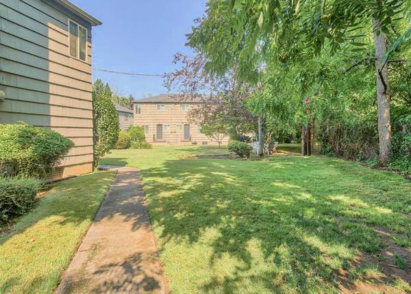 $1,650 / 2br - $300 SAVINGS NOW | Large Closets + On-site Laundry Facilities (Hawthorne District)63999452429571124