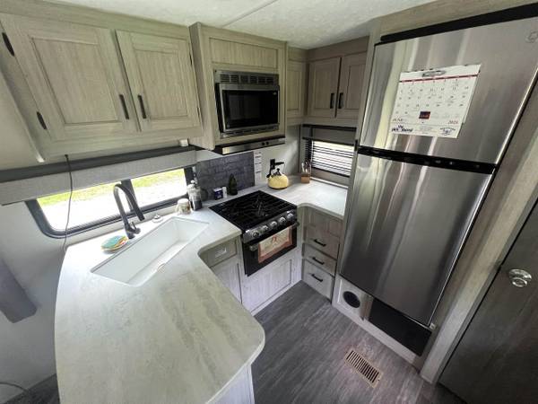 $1,250 / 1br - 296ft2 - Numerous hazelnut trees are scattered throughout the property (Lyndonville, VT)63784685079299124