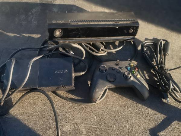 Xbox One Controller, Kinect, Power and AV Cords 1