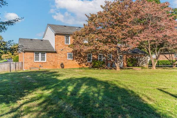 $394,900 / 4br - 2606ft2 - 2736 Thompson Dr (Bowling Green)64018298108929121