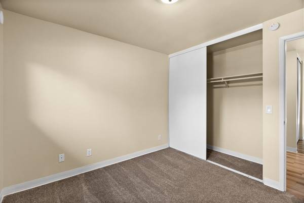 $2,300 / 2br - 919ft2 - 2BD 1BA, Courtyard with BBQ, Washer/Dryer (40 Newport Way NW, Issaquah, WA)63688333285507122