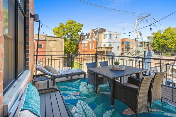 $3,595 / 2br - 1200ft2 - RARELY AVAILABLE WICKER PARK GEM! (Wicker Park)64041645345409120