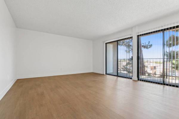 $950 / 2br - Spacious 2 bed 1 bath unit on Leland (san jose east)64023718215298120