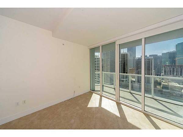 $3,650 / 2br - 1000ft2 - Impressive & Spacious 2bd with Multiple Terraces! (Vizcayne - Downtown)64001847225219121