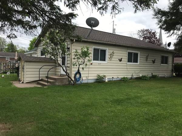 $650 / 1br - Quiet neighborhood, one bedroom, updated Apt (Weyauwega, WI)63845970035075120