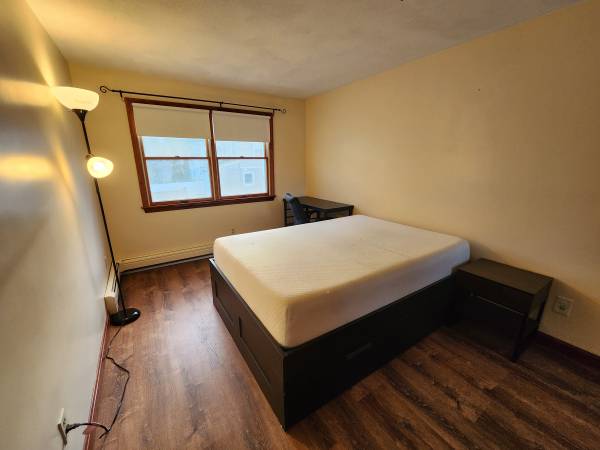 $1,300 / 1br - 150ft2 - Large Furnished Room for rent. Close to T.$325/wk (Quincy)63875605491075120