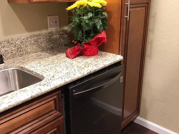 $1,850 / 2br - Condo de 2 habitaciones renovado | Garaje privado | Ubicación premium en Talmadge (Talmadge)63657108517889120