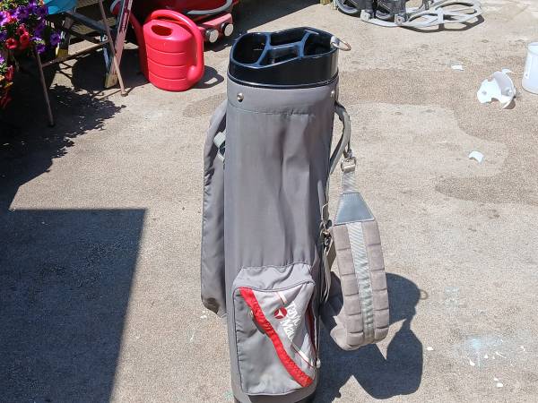 NICE TaylorMade Sunday Golf Bag. Gray & Red w/ Rain Cover - $30 (Greenwood (N Seattle))63471418705667121