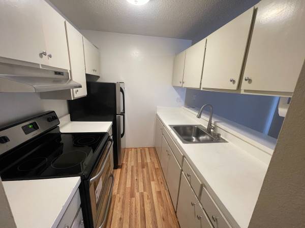 $1,012 / 2br - 2br - 780ft2 - Lovely 2 bedroom in quiet, 4-unit building. Covered Par (daly city)63933767565955122