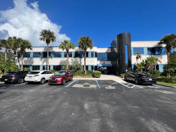 $33 🚨 Espacio de Oficina Privada Disponible – ¡Ubicación Privilegiada en Fort Pierce! 🚨 (Fort Pierce)63799909291779122