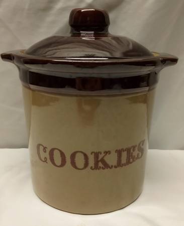 Vintage Monmouth Pottery Cookie Jar 1