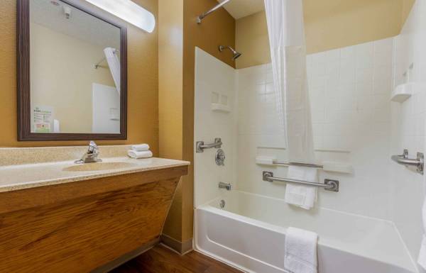 $1,590 / 1br - Furnished studio - Move - In Ready! (Greenville)63661222184577122