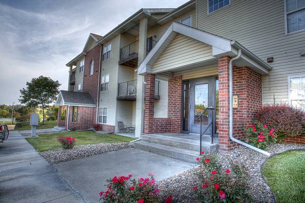 $1,240 / 1br - 753ft2 - Third floor!  Vaulted ceiling!  Storage closet on your balcony! (Tiburon View)63968761522050120
