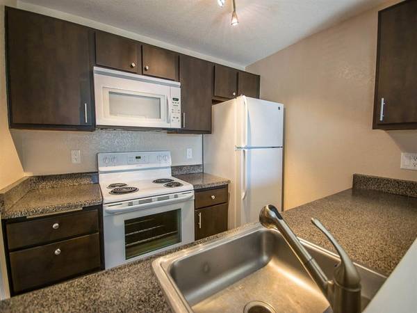 $1,995 / 2br - 850ft2 - Courtyard Area, Located in Seattle, 2 Bed (13410 Greenwood Ave N, Seattle, WA)63948084502019121