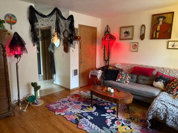 $825 / 2br - ✨Room in cute 2br 1.5ba Townhome✨ (Foster Powell)63999454142467123