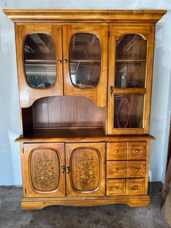 Hutch/cabinet 1