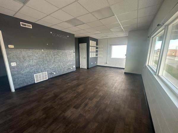 $74,900 / 444ft2 - Turn-Key Commercial Space! (Minden)64021009502595121