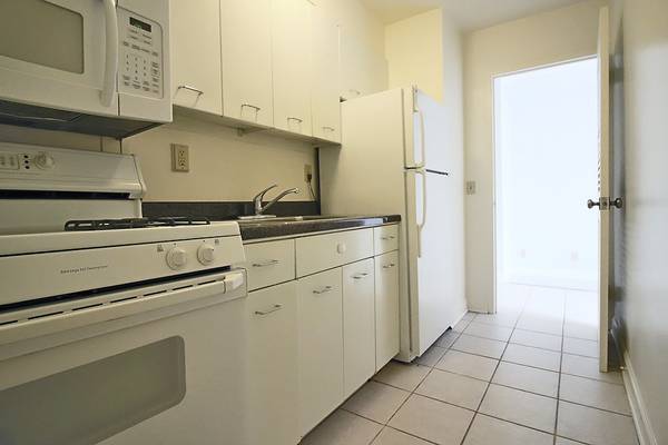 $1,791 Gold Coast Studio w/ Doorman + Rooftop, Lake Views & Steps to Beaches! (Gold Coast)63898858747651123