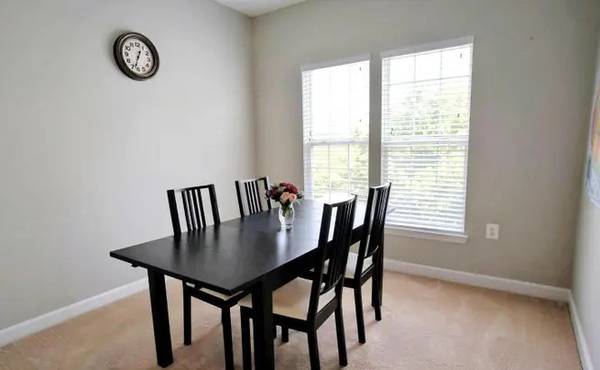 $1,000 / 1br - 1000ft2 - Sunny, quiet 1 bedroom, 1 bath near American University, Spring Valle (NW Washington, DC)64040029837697123