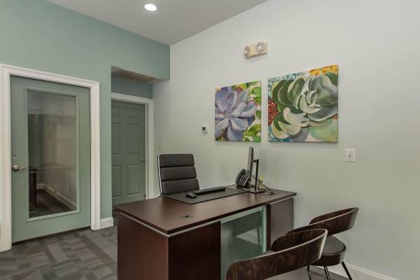 $1,997 / 1br - 788ft2 - Picnic Area, Beautiful Landscaping, Views Available (4201 Jefferson Oaks Cir, Fairfax, VA)63895919367683124