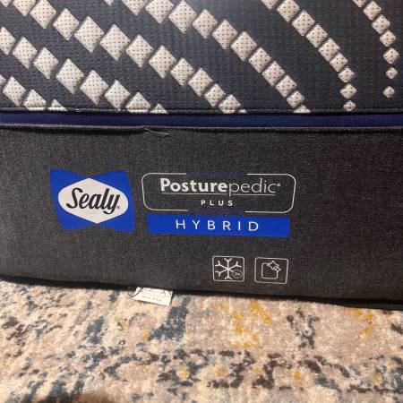 The Sealy Posturepedic Plus Hybrid Mattress is a luxurious and high-qu 1