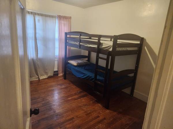 $700 / 1hab - 1500ft2 - En alquiler: Habitación en The Grid (servicios e internet incluidos) (Greenville)63861960392321124