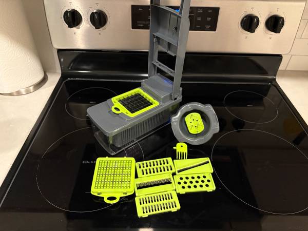 Vegetable chopper with container 1