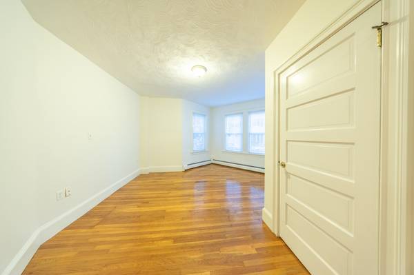 $2,700 / 2br - 1000ft2 - Beautiful Brighton 2 Bed For $2,700 AVAIL NOW (Brighton)64167982434819123