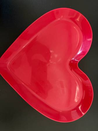 Red Heart-Shaped Plastic Serving Tray 1