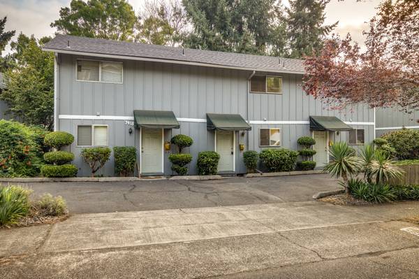 $1,995 / 2br - 1052ft2 - JOHNS LANDING TOWNHOME ! New Interior ~ Near OHSU (7420 S Virginia Ave)63831752771203121