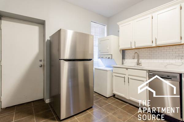 $2,195 / 1br - ¡Enorme departamento de 1 habitación en el corazón de Lakeview! ¡Rehabilitación completa! (Lakeview)63781303175809120