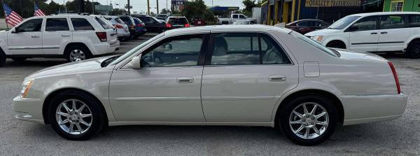 CADILLAC DTS 2011 - 110K MILLAS, CUERO, TECHO SOLAR, ASIENTOS CALEFACCIONADOS, PAGO EN EFECTIVO - $4.395 (West Mount Houston)63617036267267123