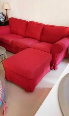 Sofá y Otomana con funda roja - Brazos enrollados / Estilo Pottery Barn - $250 (Houston)62920221255042120