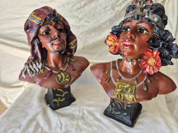 1 pair sculptures 1