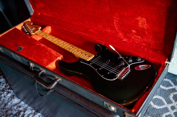 Vintage 1979 Fender Stratocaster with Original Case 1