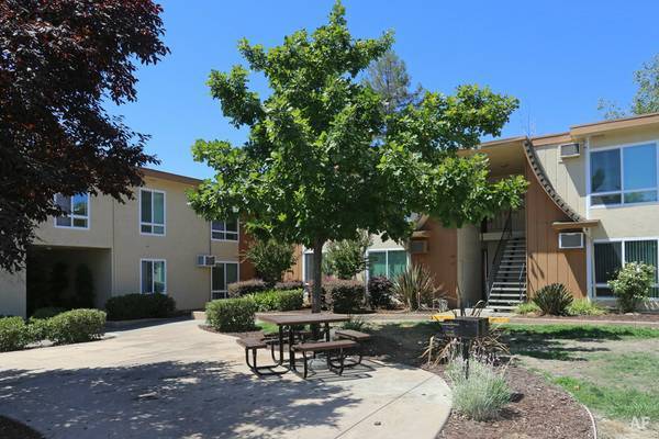 $1,550 / 2br - 820ft2 - Non-Smoking Community Apartment 2x1 available 10/17! (Carmichael)63844740498817123