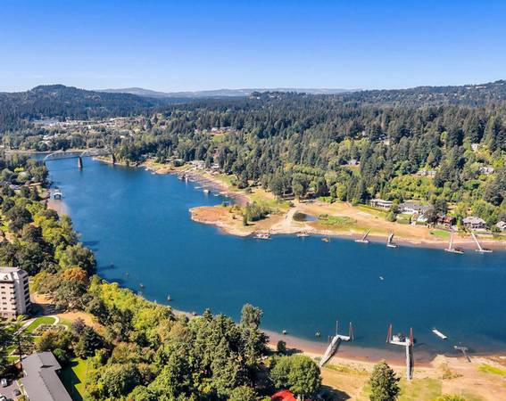 $1,595 / 2br - TOUR & SAVE $300 + On-site Management & Maintenance - Pet Friendly (Milwaukie Heights)64039060956803123