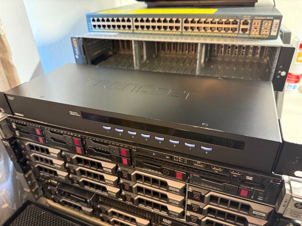 TRENDnet Switch KVM de 8 puertos - Montaje en rack - TK-803R / AS - $20 (Fremont)63471037306371120